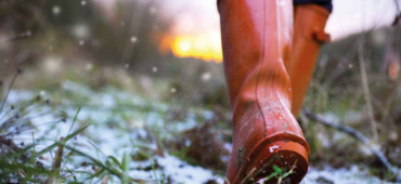 Kvinna på promenad i stövlar